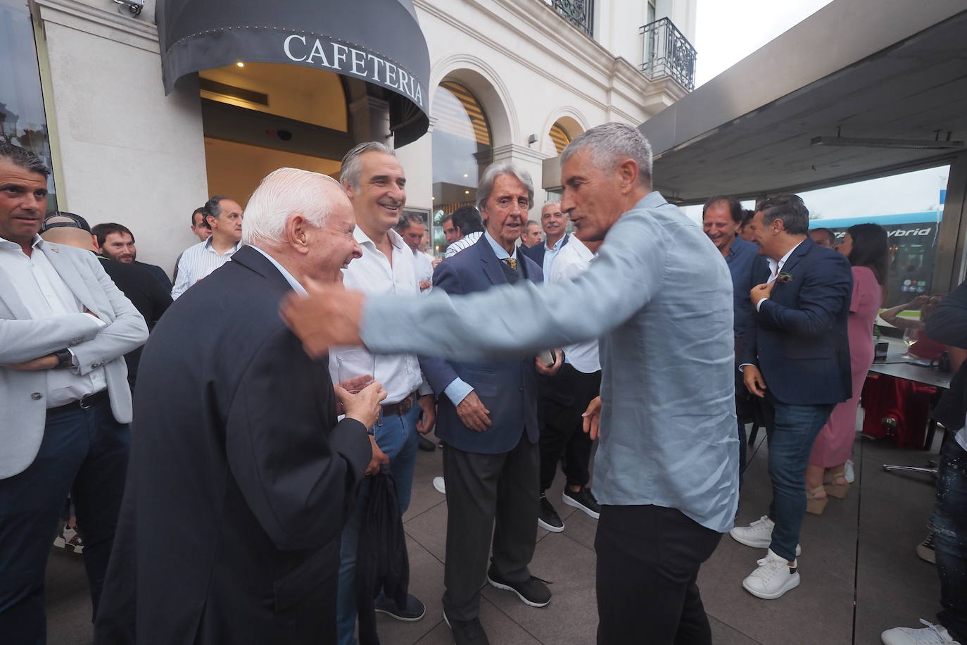 Quique Setién, capitán del equipo, saluda a José Antonio Saro, entonces secretario técnico, en presencia de Jesús Merino y Óscar Gutiérrez.