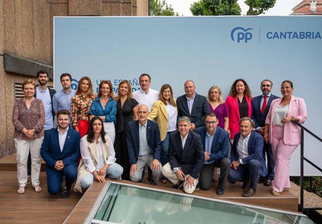 Foto de familia de los asistentes al acto del PP cántabro.