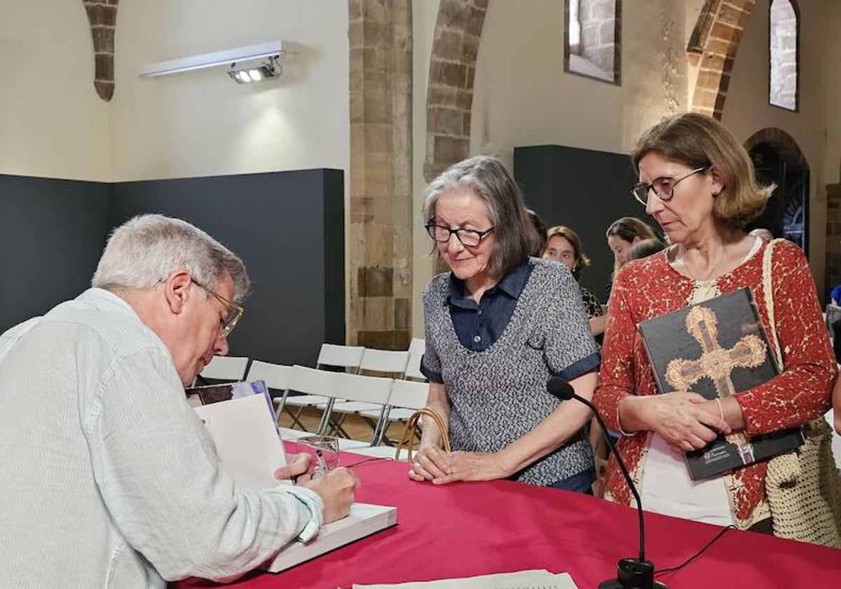 Pedro Álvarez firmando ejemplares en el Centro de Estudios Lebaniegos.