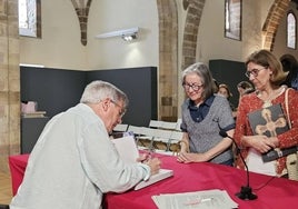 Pedro Álvarez firmando ejemplares en el Centro de Estudios Lebaniegos.