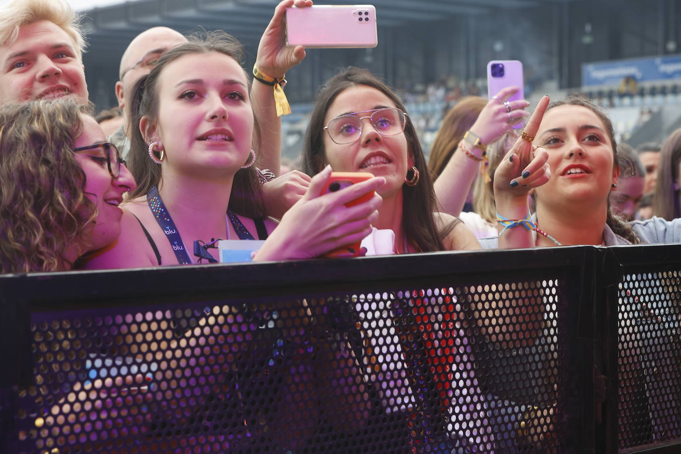 Fans de Alba, cuando todavía no había caído la noche en el festival