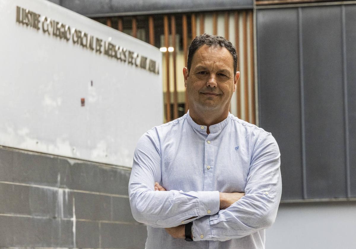 José Ramón Fernández Fonfría, portavoz del Foro de Atención Primaria, frente a la sede del Colegio de Médicos de Cantabria.