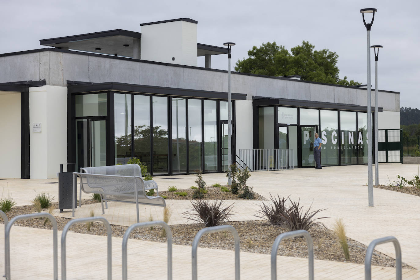 Edificio de los vestuarios y la cafetería, entre otros servicios.