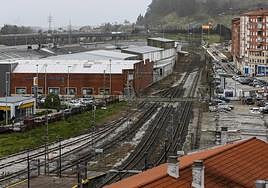 Imagen de las vias a su paso por Torrelavega.