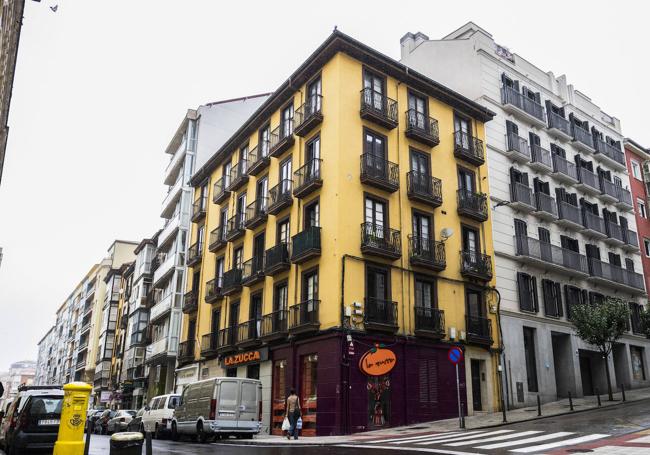 El edificio de la Cuesta de La Atalaya que hace esquina con la calle Guevara está pintado a dos colores.