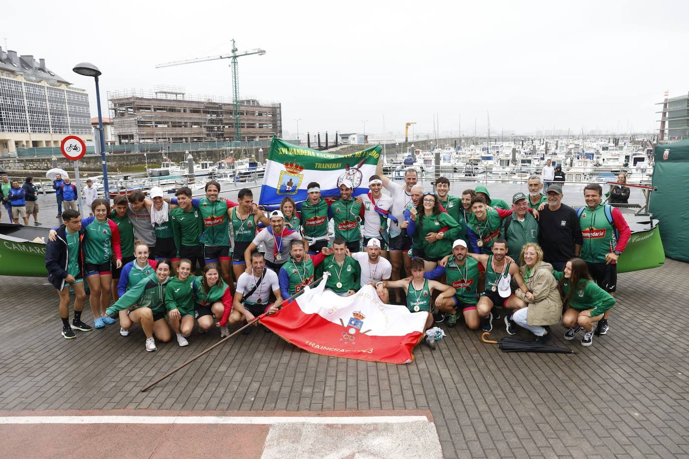 Imagen principal - Remeros, técnicos y directivos de Camargo celebran el título en Laredo. Debajo, la tripulación de Pedreña al final de la regata.