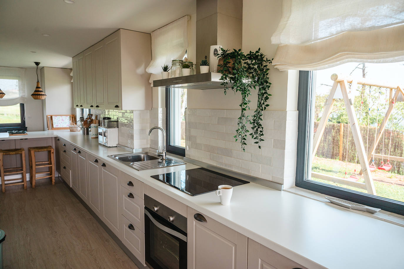 Cocina en tonos blancos de la casa.