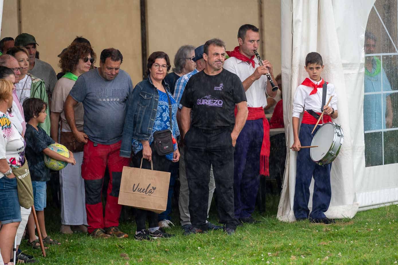 El pito y el tambor amenizó la espera.