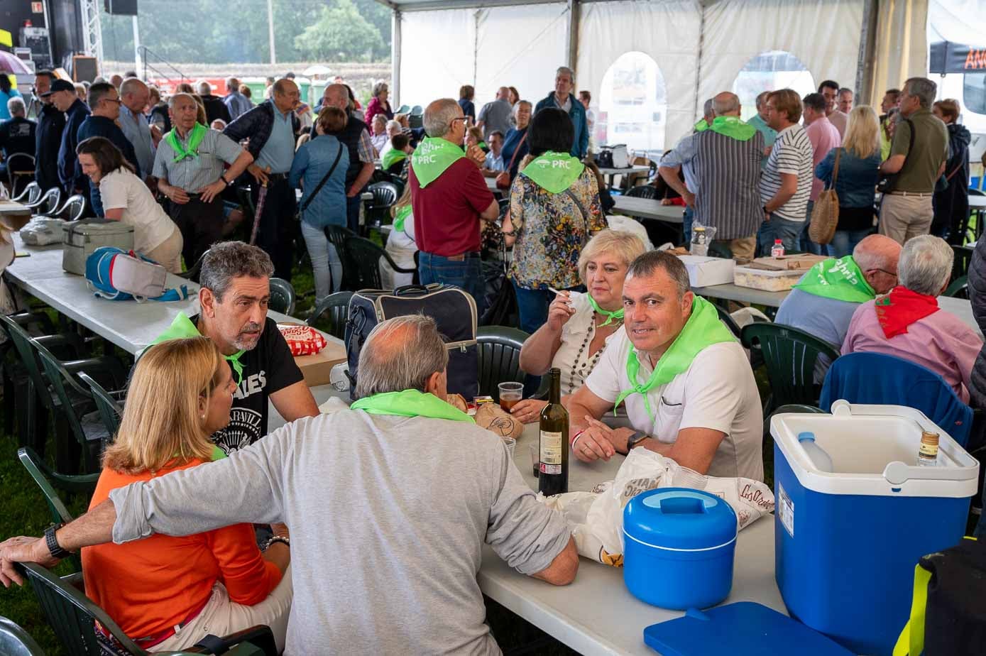 Hubo quien no esperó al reparto de raciones y llevó su propia comida.