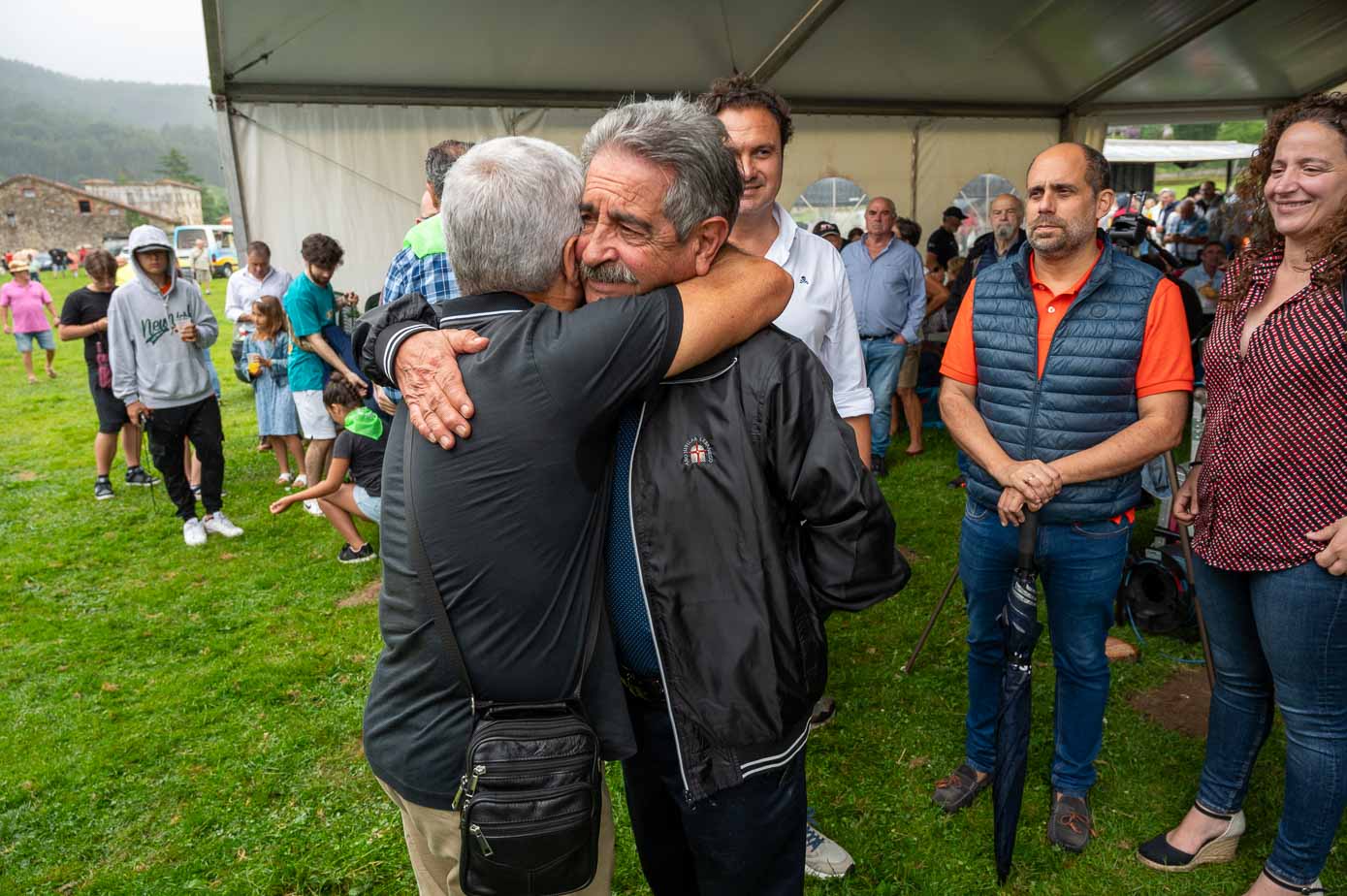 El todavía presidente en funciones se abrazo con uno de los asistentes.