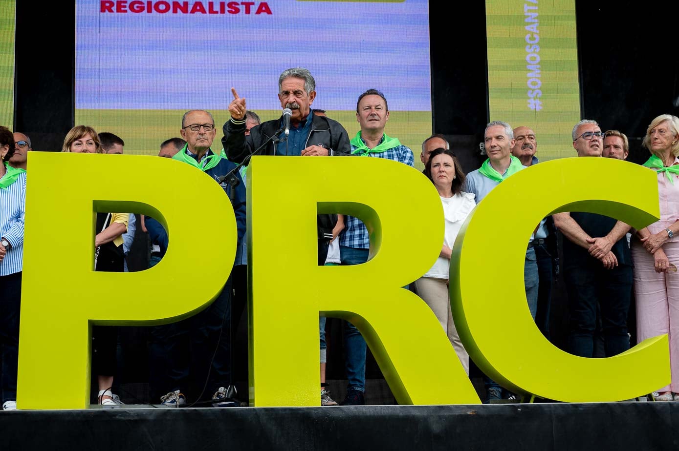 Revilla y sus colabores más cercanos, detrás de las siglas del Partido Regionalista de Cantabria.