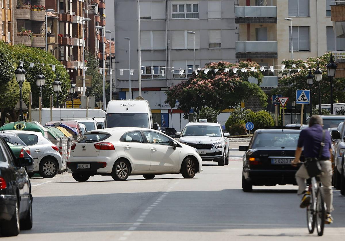 La Avenida del Besaya es una de las más transitadas y los aparcamientos en doble fila son frecuentes.