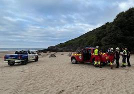 Operativo de rescate llevado a cabo en Noja para socorrer al senderista herido.