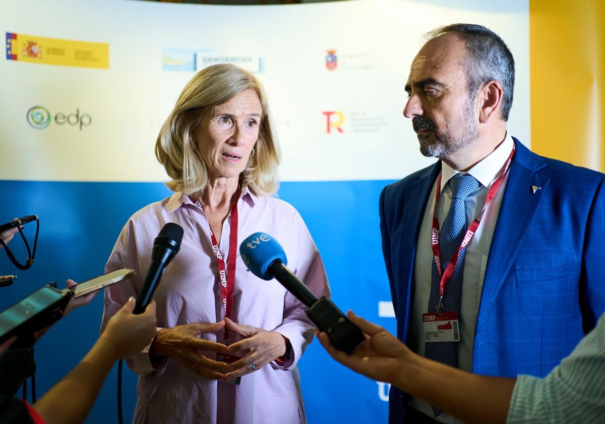 La exministra Cristina Garmendia y Juan Tomás Hernani, ayer, en La Magdalena.