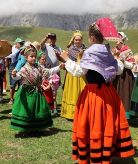 Imagen secundaria 2 - Procesión con la imagen, bailes tradicionales y la carrera de la rosca