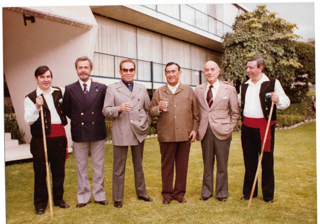 En México. Díaz y Perales, miembros del Dúo Cantabria, flanquean al grupo en un encuentro con Vital Alsar, Mario Moreno Cantinflas y Eulalio Ferrer, en una de sus visitas a América.