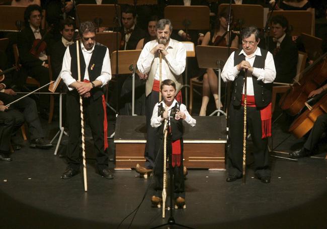 En el Palacio. 'Cote', 'El Malvís de Tanos' y 'El Sarruján de Carmona' escuchan al niño Cipriano Solarana en una de las galas folclóricas del Palacio de Festivales, celebrada en 2008.