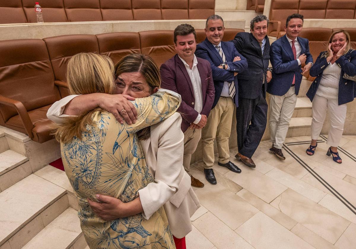 Buruaga, visiblemente emocionada, abraza a González Revuelta en presencia de sus compañeros Vargas, Media, Fernández, Liz y Urrutia, que tampoco pudo evitar las lágrimas.