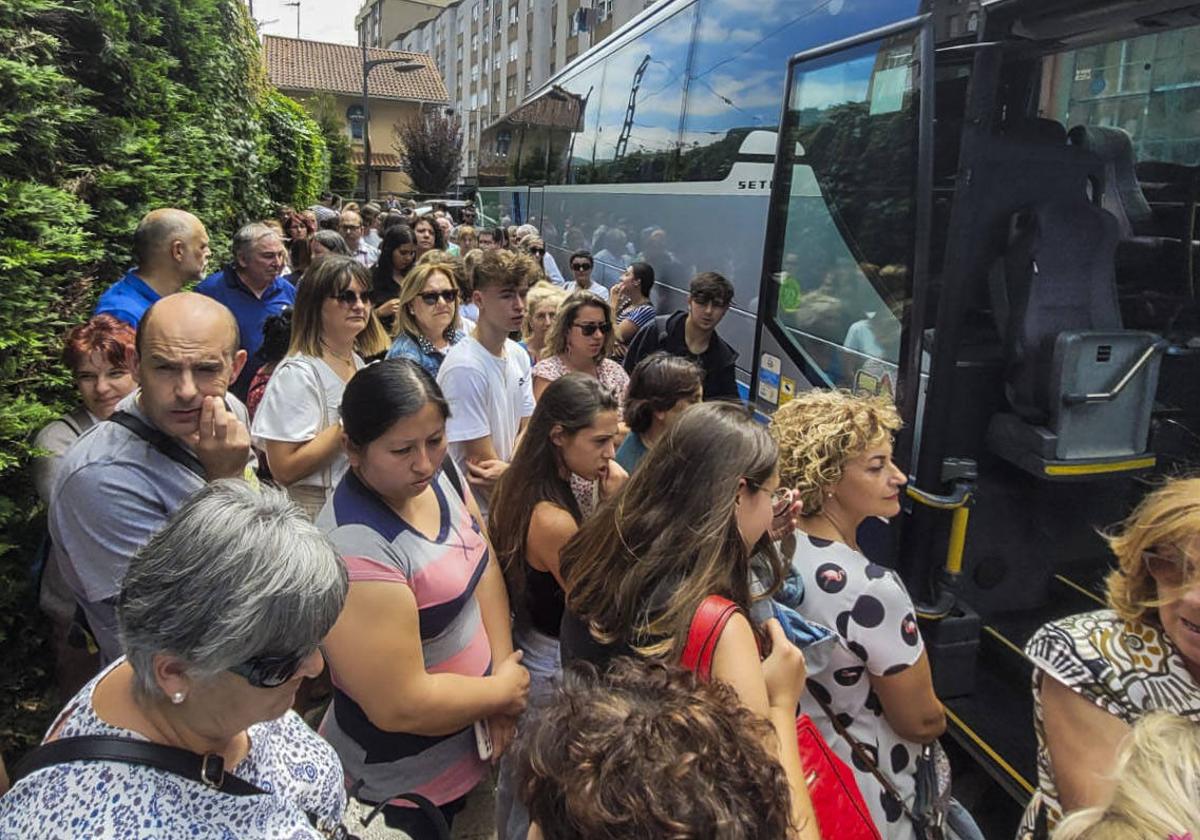 Los usuarios de Renfe que tuvieron que subir a autobuses para continuar el trayecto desde Maliaño.