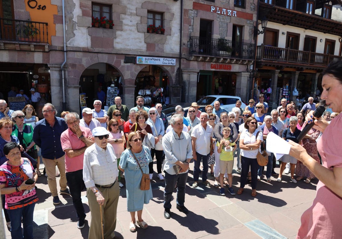 Eva Cotera, en el momento de dirigirse a las personas concentradas en la Plaza de Potes.