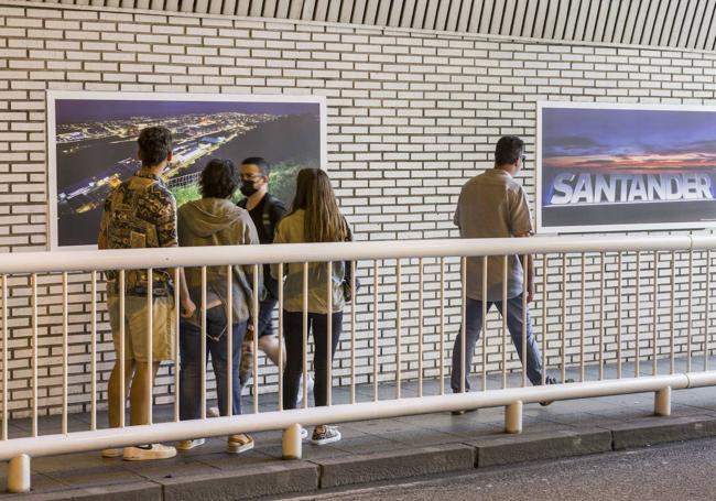 Un grupo de jóvenes, ante una foto en el Pasaje de Peña