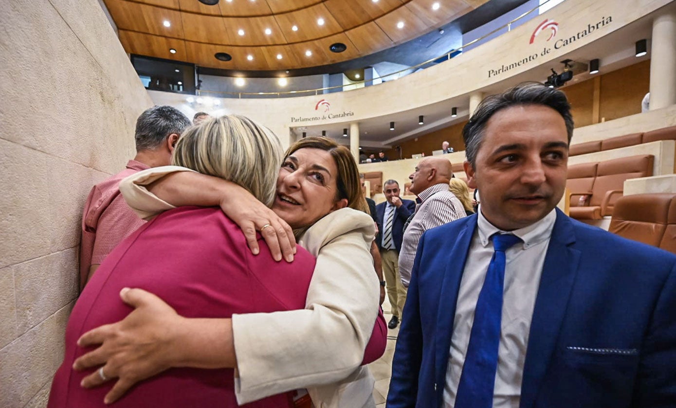 Sáenz de Buruaga recibió aplausos y abrazos y estuvo muy emocionada.