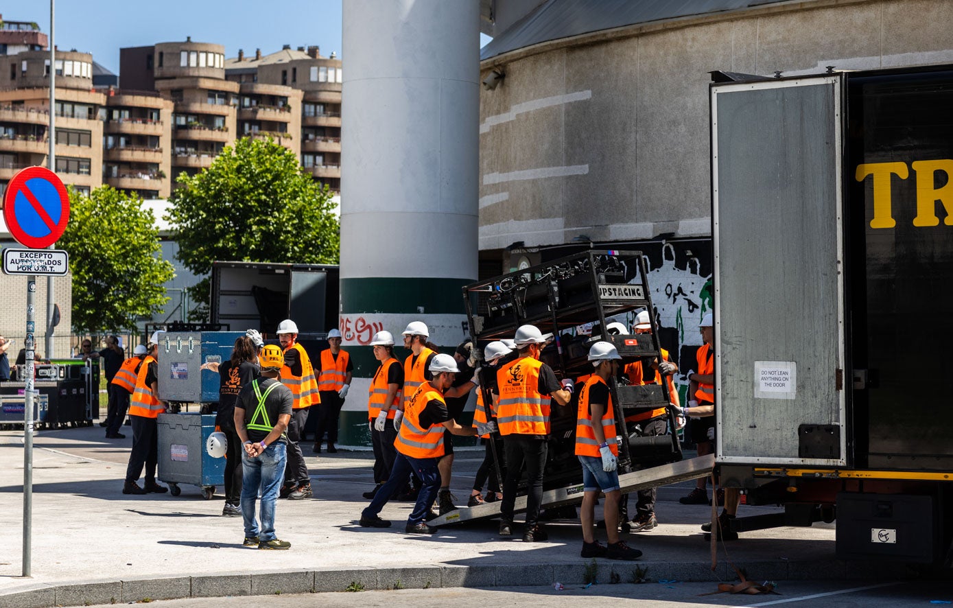 Los operarios descargando los equipos de sonido para realizar la prueba hoy.