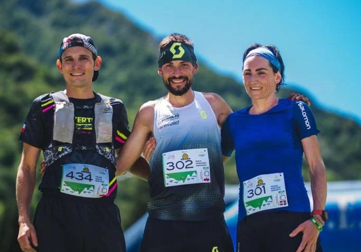 Los cántabros Víctor García y Borja Fernández, segundo y primero, respectivamente, en la prueba de media distancia, junto a la vencedora femenina Oihana Kortazar.