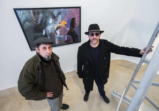 Exposición 'El sueño de la razón: más allá del deseo' de los artistas Juanjo Viota (i) y Juan Calleja.