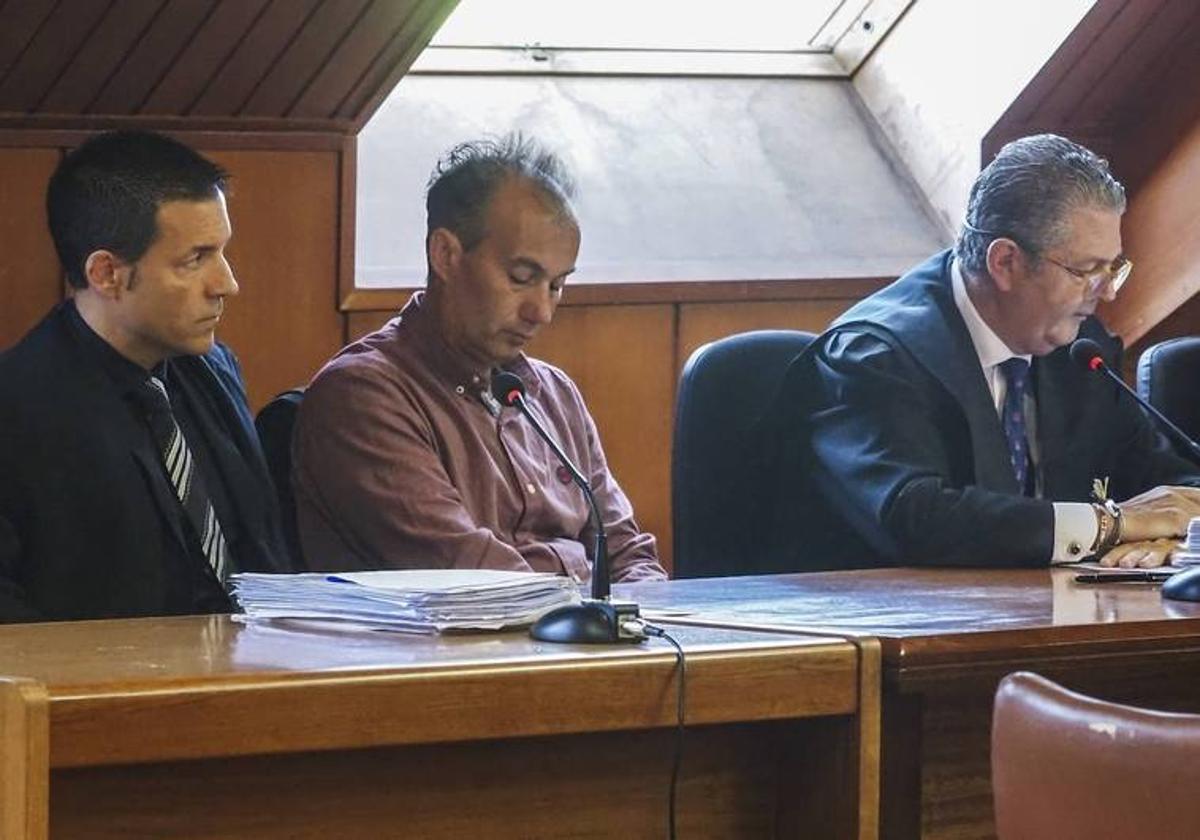 El acusado de homicidio, Joaquín Jiménez, junto a los abogados Roberto Rodríguez y Alberto Aldecoa, su defensor.