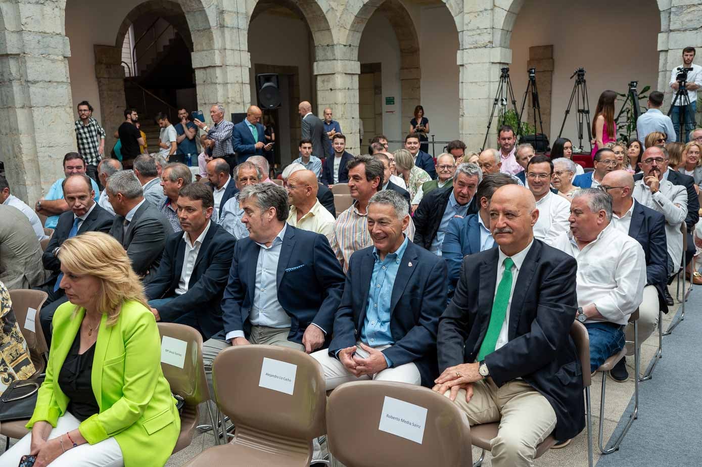 En primera fila, las autoridades. En las siguientes, los invitados al acto de toma de posesión. 