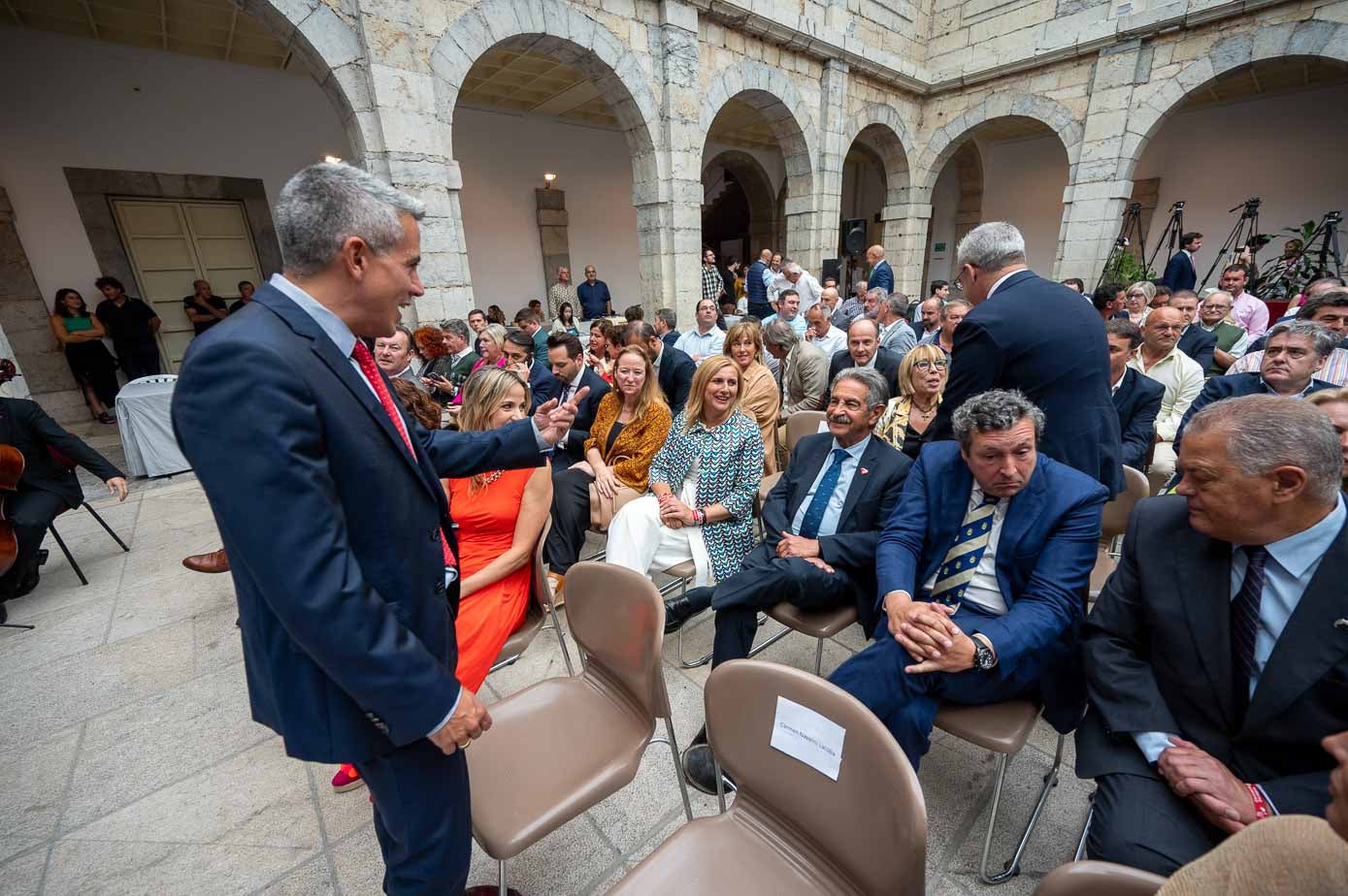 Pablo Zuloaga bromea con el presidente de Cantabria. 