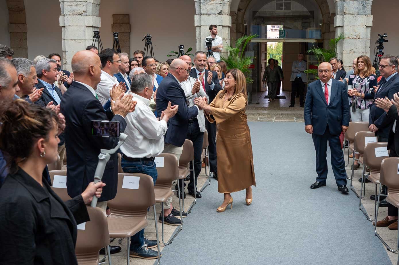 María José Sáenz de Buruaga entra en el patio central del Parlamento y saluda a los invitados. 