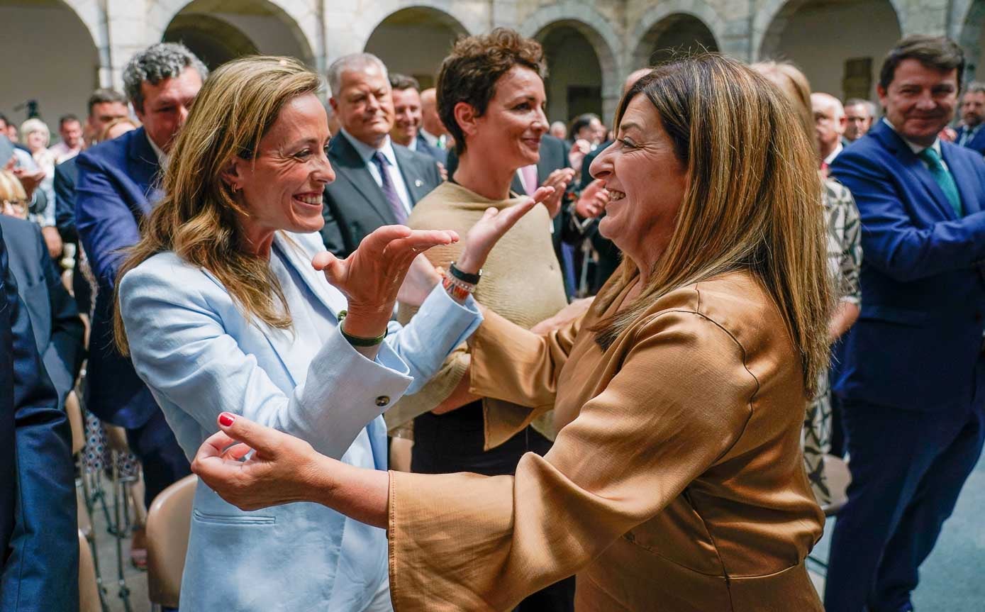 La vicesecretaria del PP nacional, María Carmen Navarro se abraza con María José Sáenz de Buruaga.