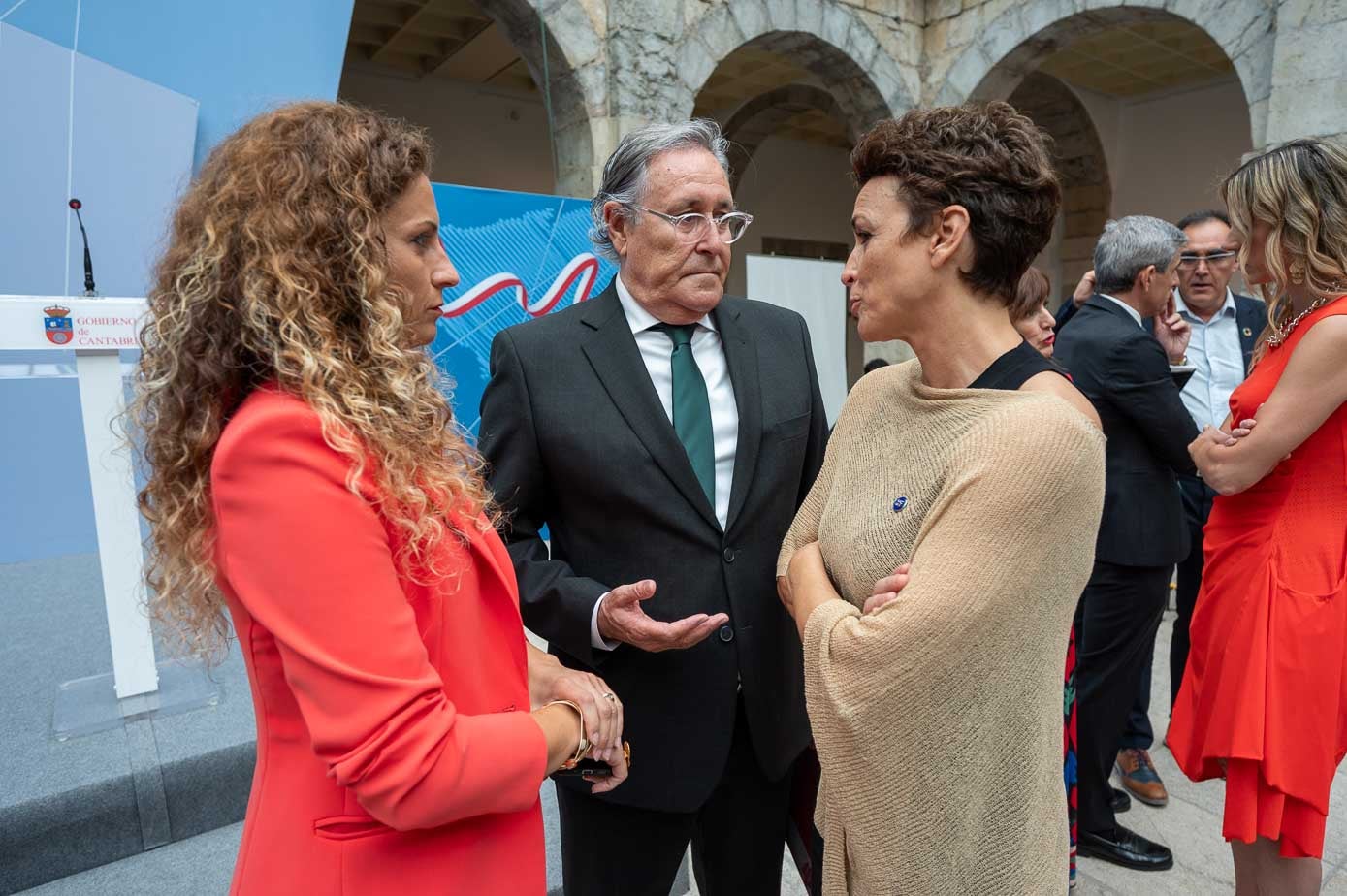 La delegada del Gobierno, Ainoa Quiñones conversa con la Secretaria General de Coordinación Territorial, Miryam Álvarez en presencia de Eduardo Castillo. 