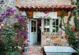 Acceso al taller de Roberto Mora, desde su jardín.