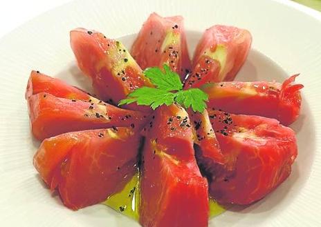 Imagen secundaria 1 - A la izquierda, tomate de la huerta de Floren Domezáin. A la derecha, croqueta cremosa de centollo. 