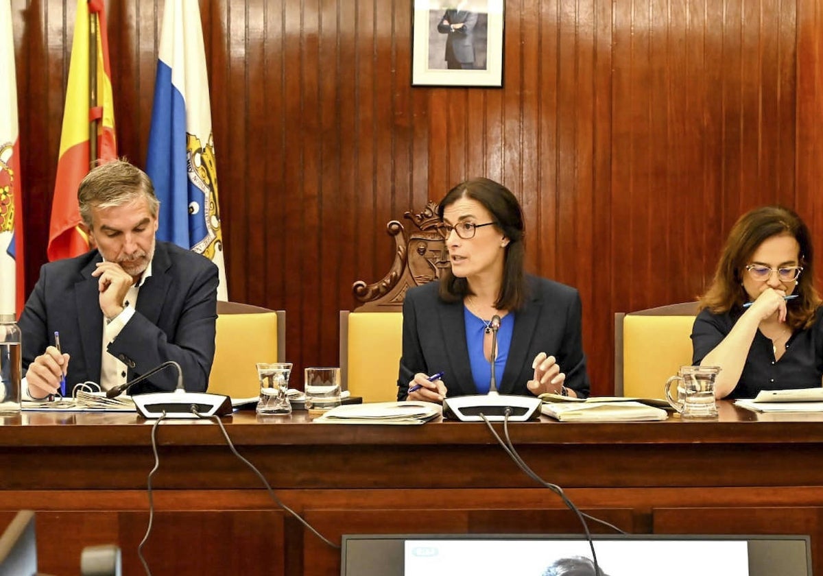 César Díaz, concejal de Fomento; Gema Igual, alcaldesa y Margarita Rojo, edil de Medio Ambiente en la sala de plenos del Ayuntamiento