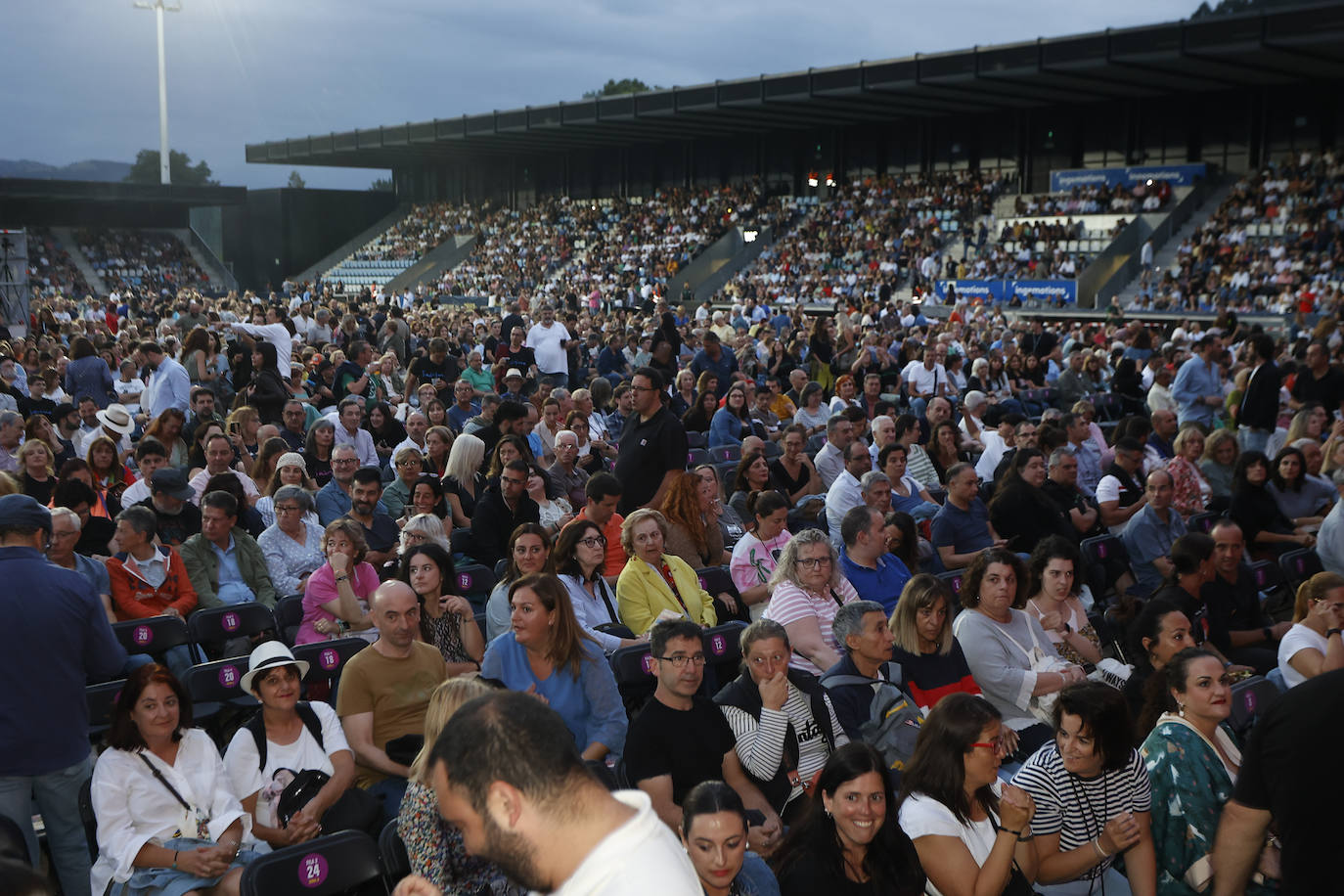 Muchas familias al completo disfrutan del concierto, demostrando que primeras y segundas generaciones pueden disfrutar juntas de Joaquín Sabina.