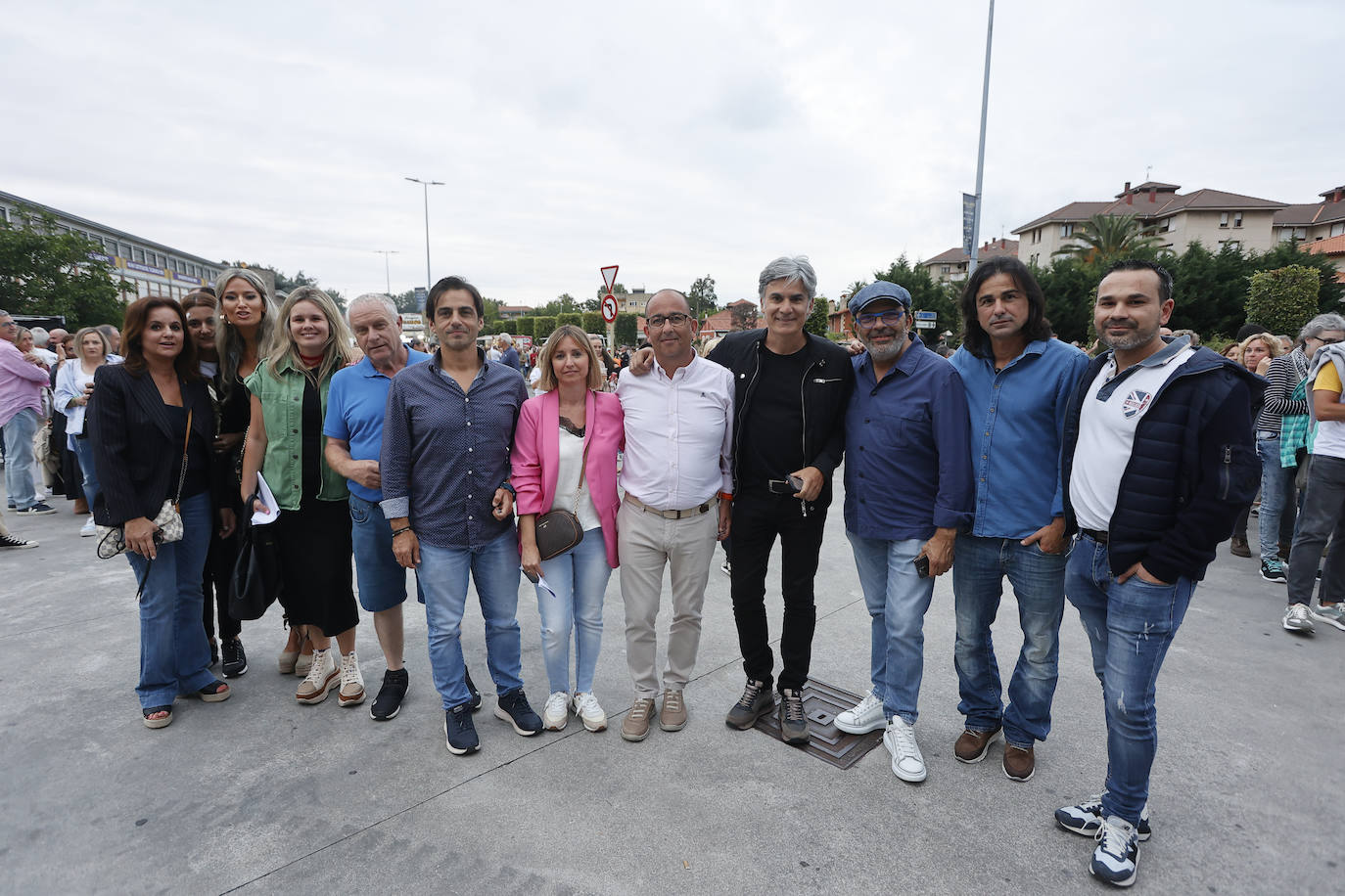 Nando Agüeros, Jesús Sánchez y Marián Martínez, entre los asistentes al concierto de Sabina en Torrelavega.