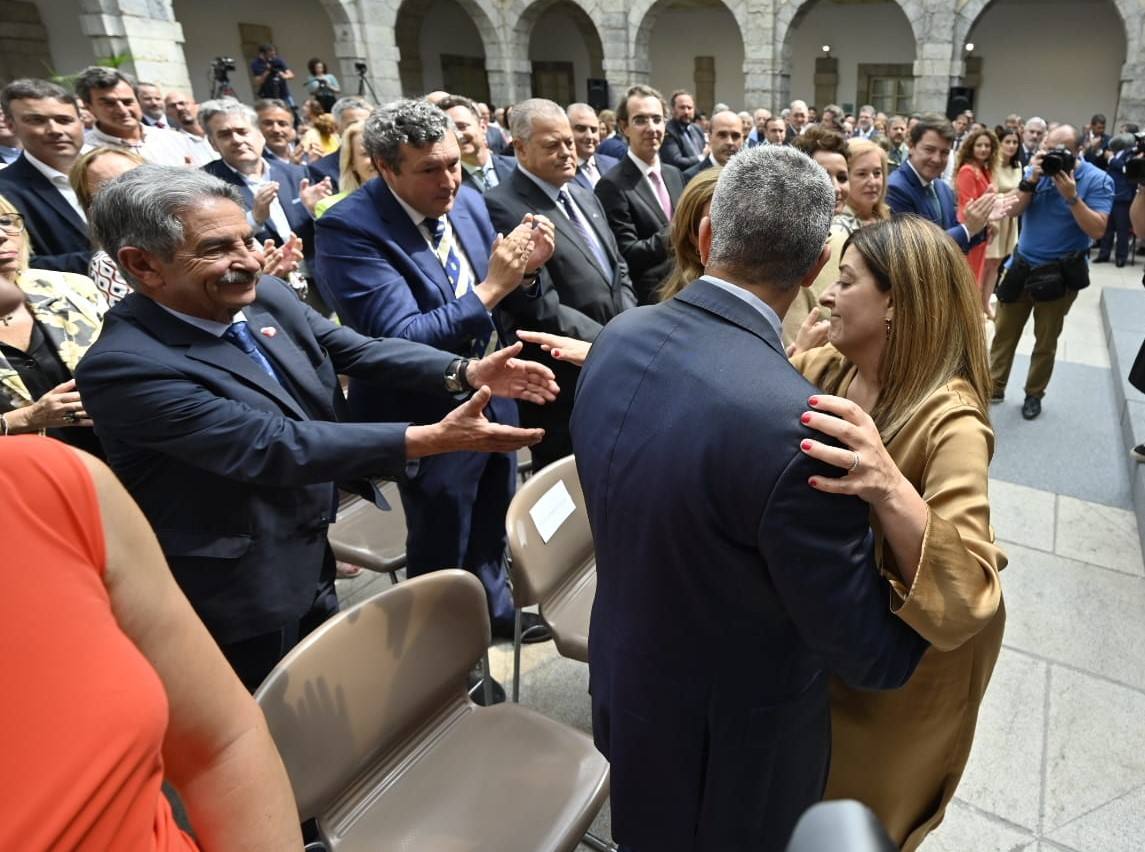 Buruaga abraza a Zuloaga y saluda a Revilla, que se sentó en la segunda fila, tal y como él ha querido. 