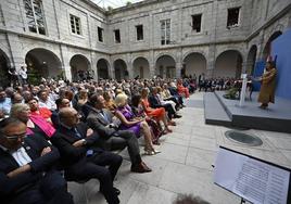 Buruaga durante su discurso ante el patio del Parlamento de Cantabria