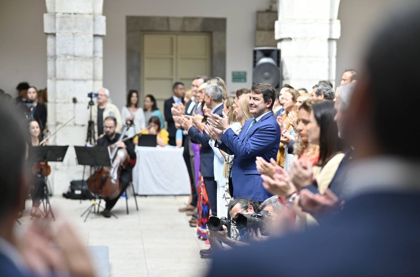 Mañueco aplaude en la primera fila durante el acto. 