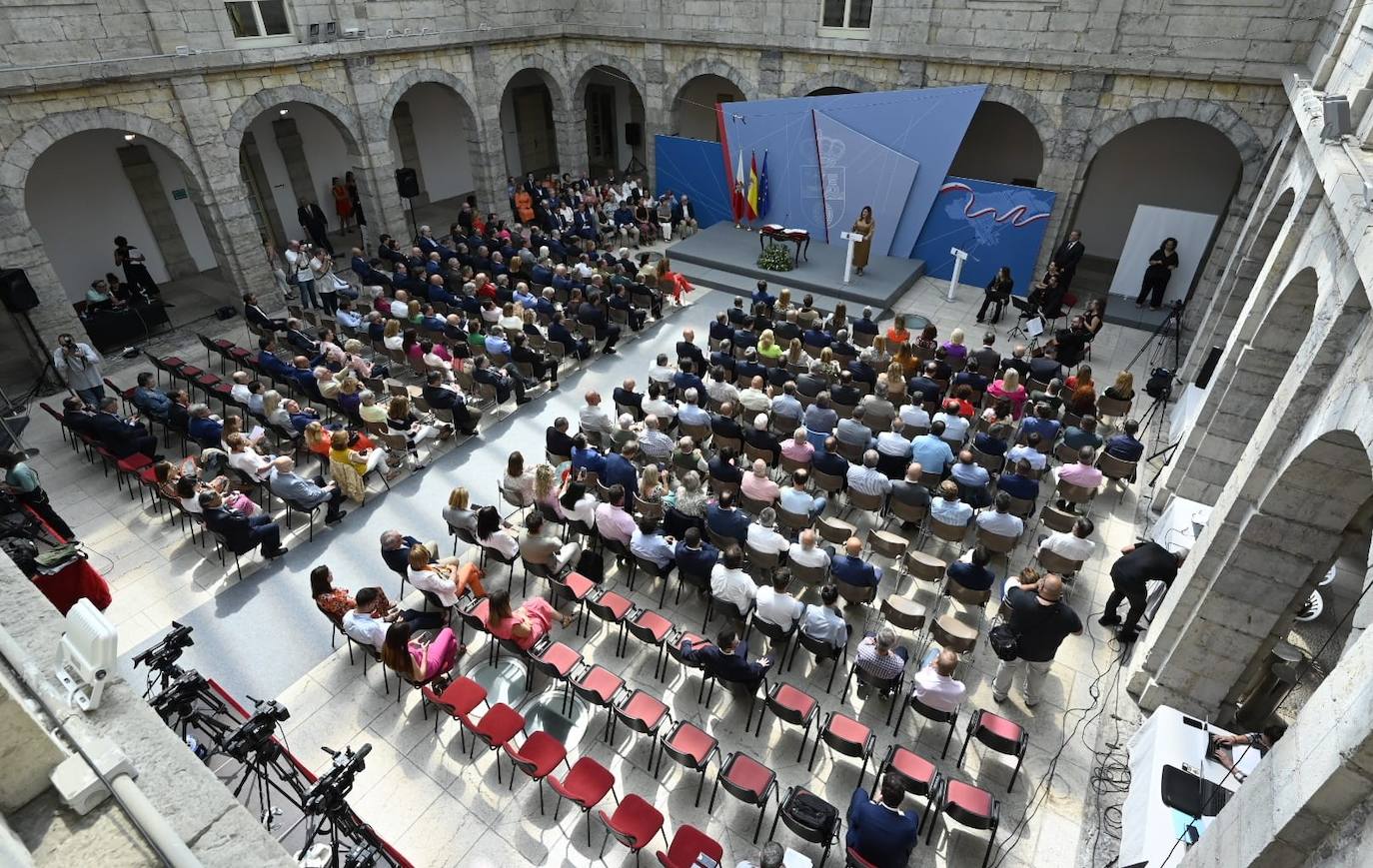 Vista general del patio del Parlamento durante el discurso de toma de posesión de Buruaga.