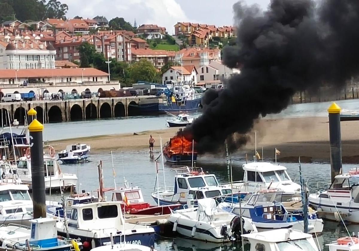 Imagen del barco ardiendo en la bahía.