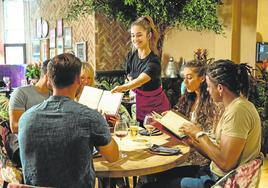 Un grupo de jóvenes en un restaurante.