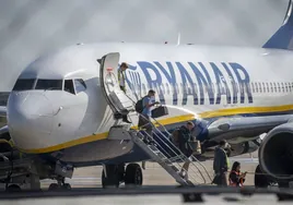 Pasajeros bajándose de un avión de Ryanair en el Seve Ballesteros.