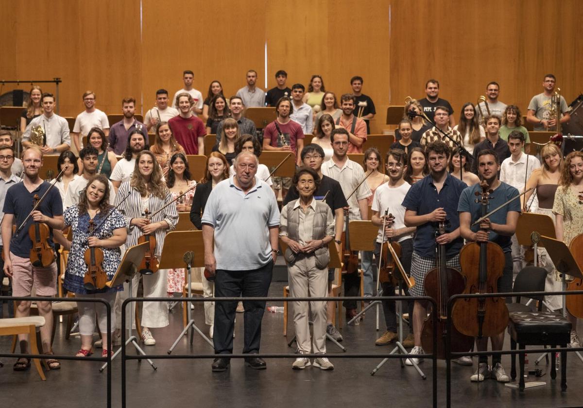 Paloma O'Shea y Péter Csaba, con los participantes en el Encuentro de Música y Academia, en el saludo antes de uno de los ensayos del concierto que tendrá lugar hoy.