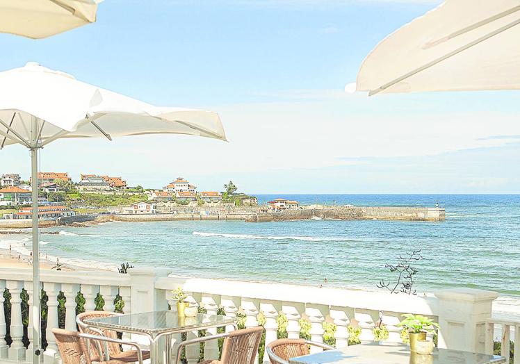 El local tiene una terraza descubierta con unas vistas inmejorables al mar Cantábrico.