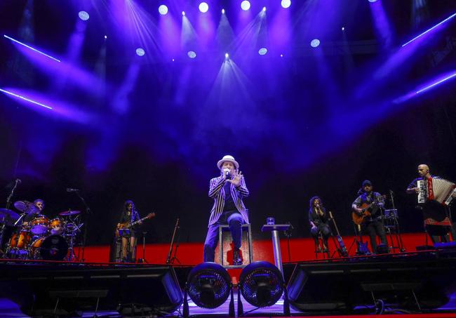 Desde la izquierda, Pedro Barceló (batería), Laura Gómez Palma (bajo), Joaquín Sabina, Mara Barros (coros, voz), Borja Montenegro (guitarras) y Josemi Sagasti (saxo y acordeón).